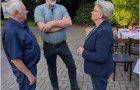 Im Gespr�ch: G�nter Lendzian, stellvertretender Vorsitzender des Landesseniorenbundes, Jann Bengen und Dr. Edith Ulferts, CDU-Landratskandidatin f�r den Landkreis Aurich (von links). 