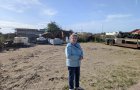 Vor Ort am Hafen: Auch die Regelungen f�r Stallungen im Deichvorland waren Thema des Besuchs.  