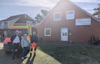 Jann Bengen und Dr. Edith Ulferts im Gespr�ch mit einem Rettungssanit�ter an der Rettungswache.  