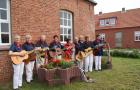 Die Gitarrengruppe als Empfangskomitee bei der Alten Inselkirche