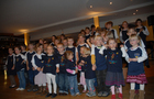 Die Kinder mit ihren neuen T-Shirts