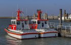 Die Secretarius von Langeoog wartet auf die Frisia von Juist und Norderney im Hafen von Baltrum