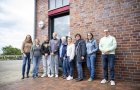 Die beiden Schulabgnger mit den Lehrkrften