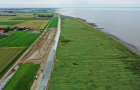 Wie hier in der Krummh�rn in Ostfriesland werden die nieders�chsischen Deiche bei Bedarf fortlaufend erh�ht und verst�rkt. Dabei setzt man heute unter anderem auf ein optimiertes Deichprofil (Bild: NLWKN).